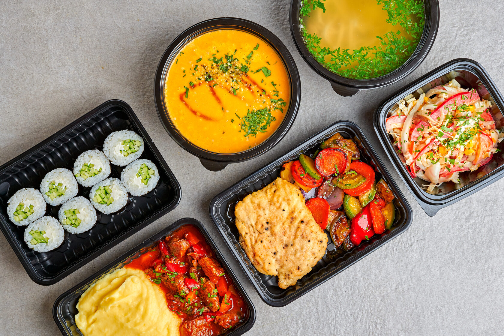 PET 플라스틱 식품 트레이의 디자인은 식품의 품질과 신선도를 보존하는 능력에 어떤 영향을 줍니까?