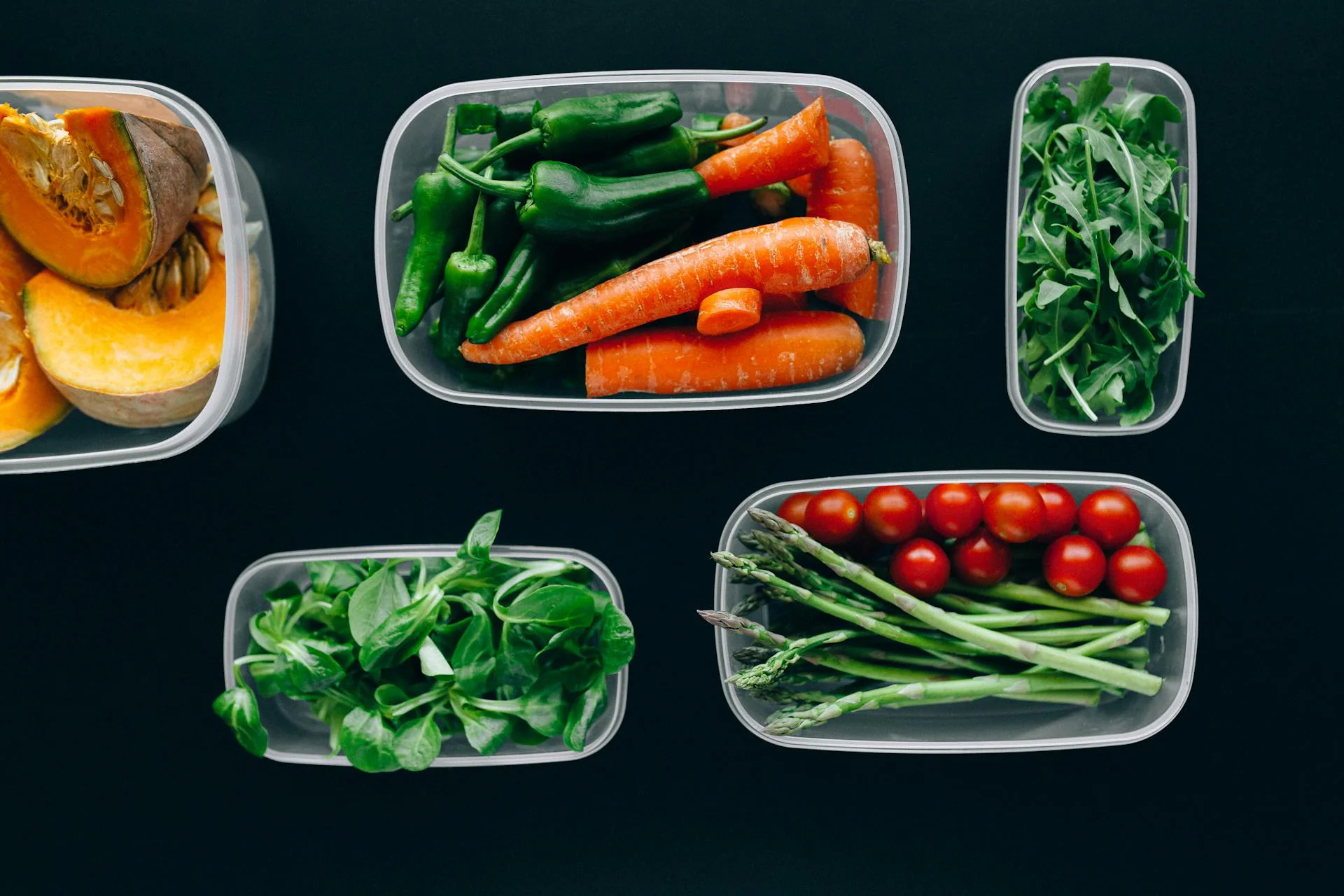 페이스트리가 눅눅해지거나 손상되는 것을 방지하기 위해 일회용 플라스틱 페이스트리 상자에 페이스트리를 보관하는 가장 좋은 방법은 무엇입니까?